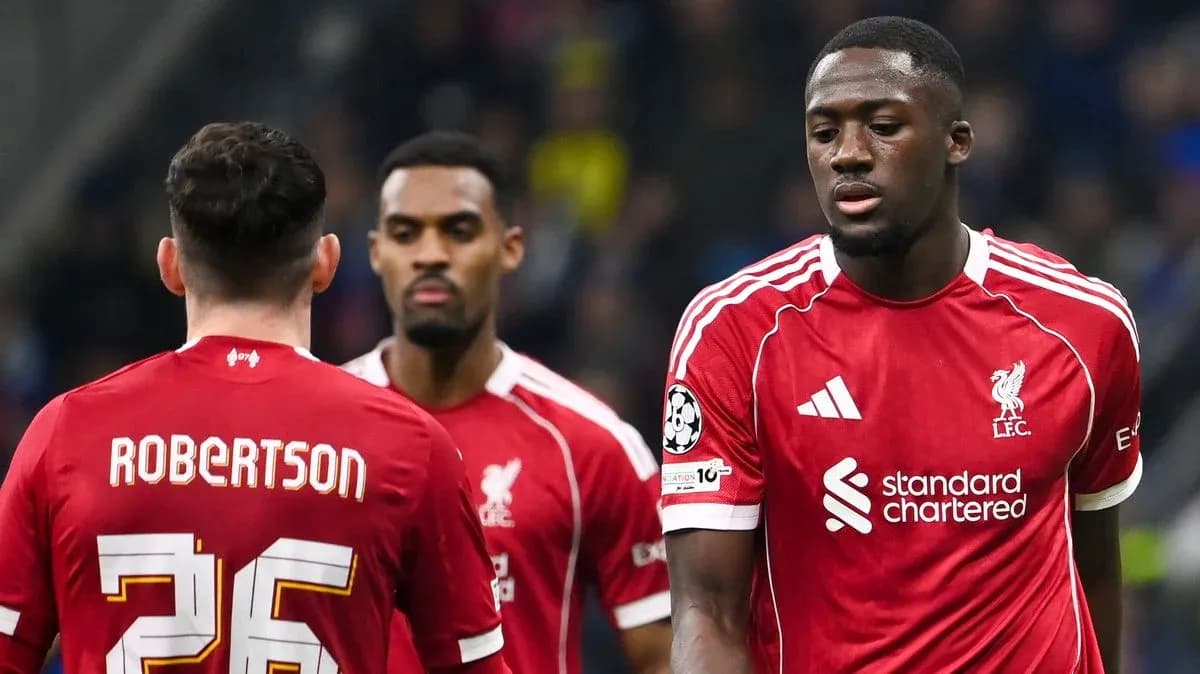 Jugadores de Liverpool en el campo durante un partido