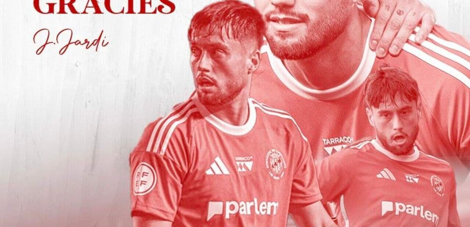 Jugador en camiseta roja con agradecimientos y su nombre