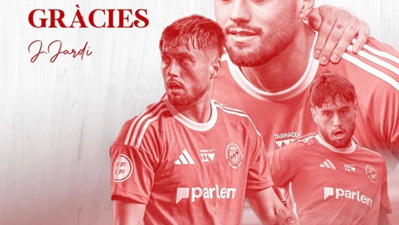 Jugador en camiseta roja con agradecimientos y su nombre