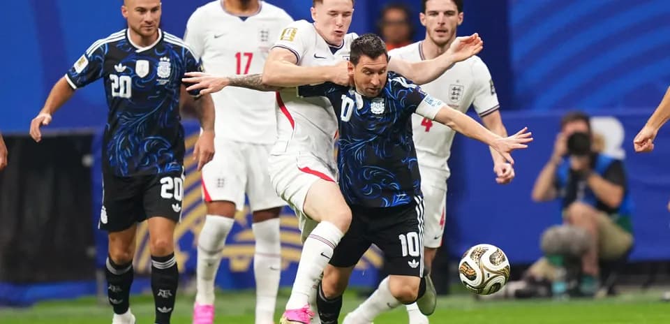Lionel Messi dribbling con defensa de Inglaterra