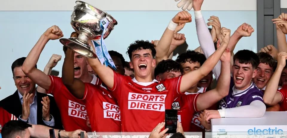 Jugadores celebrando con el trofeo en el podio