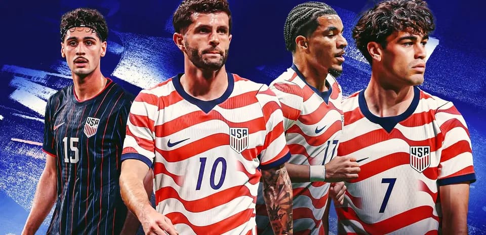 Cuatro jugadores de fútbol de Estados Unidos en uniforme