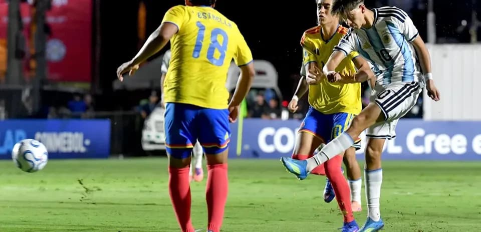 Jugador argentino disparando el balón en el partido