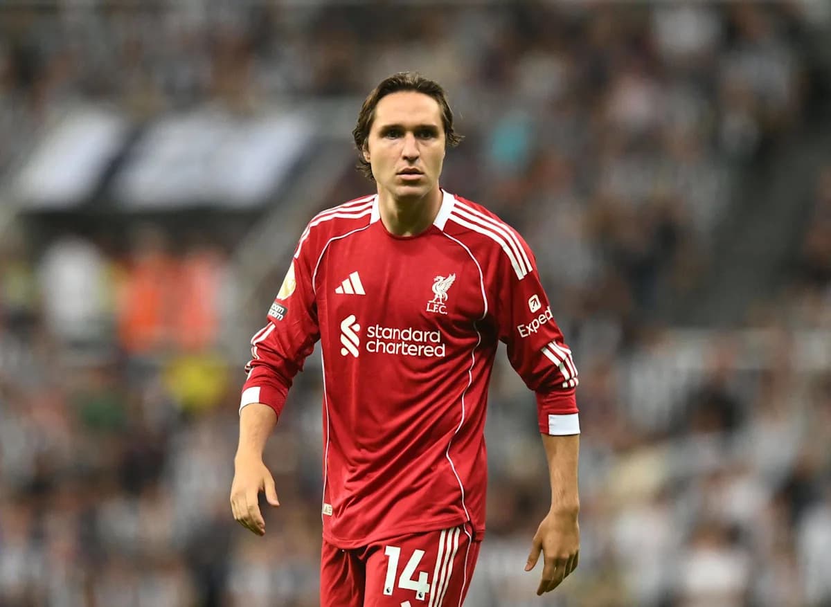 Jugador de Liverpool en uniforme rojo en el campo