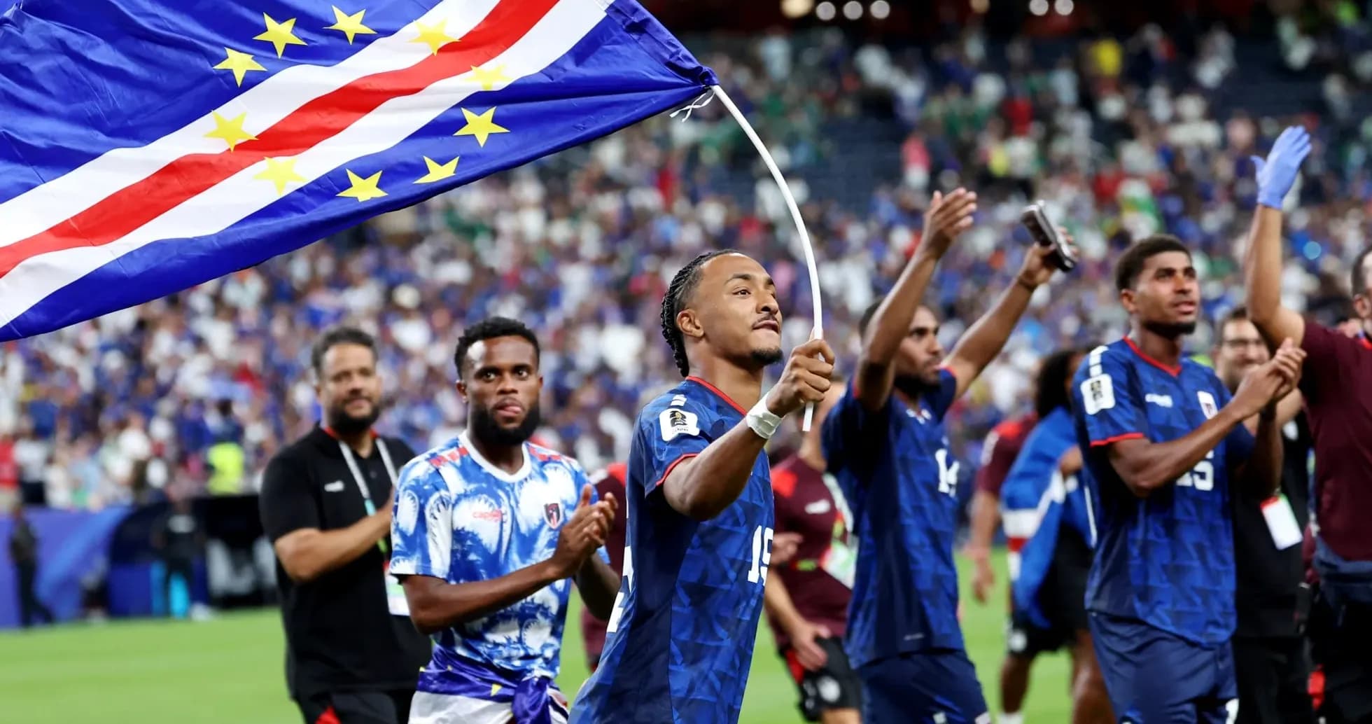 Jugadores celebrando con bandera de Cabo Verde