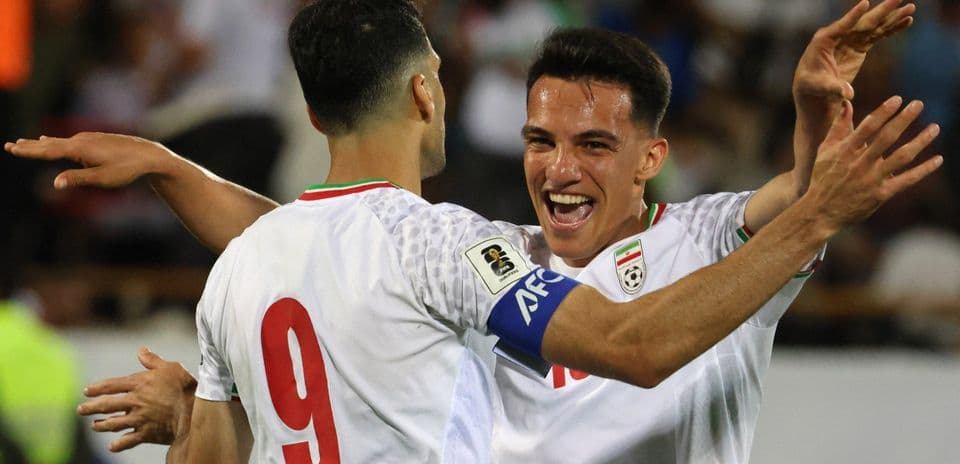 Jugadores de Irán celebrando un gol juntos