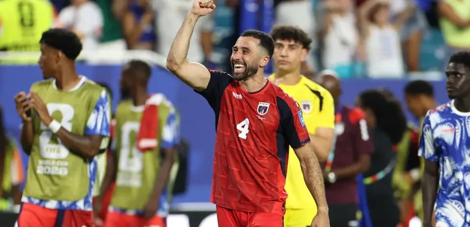 Jugador celebrando victoria en el campo de fútbol