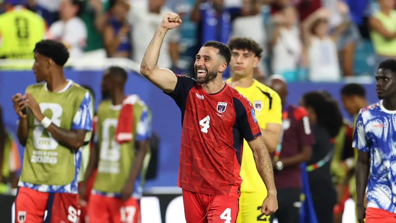 Jugador celebrando victoria en el campo de fútbol