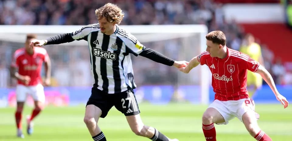 Jugador de Newcastle compitiendo con jugador de Nottingham
