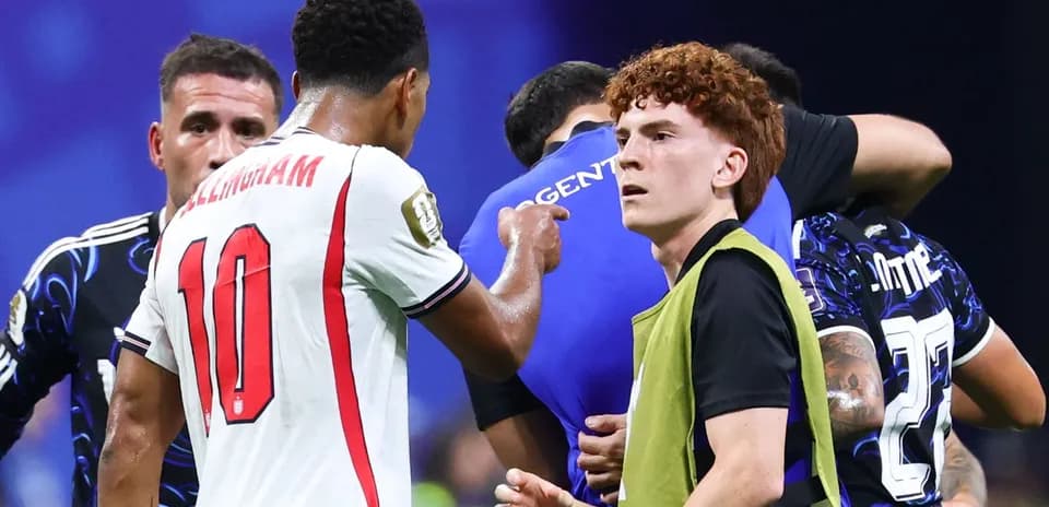 Jugadores de Inglaterra en discusión tras el partido