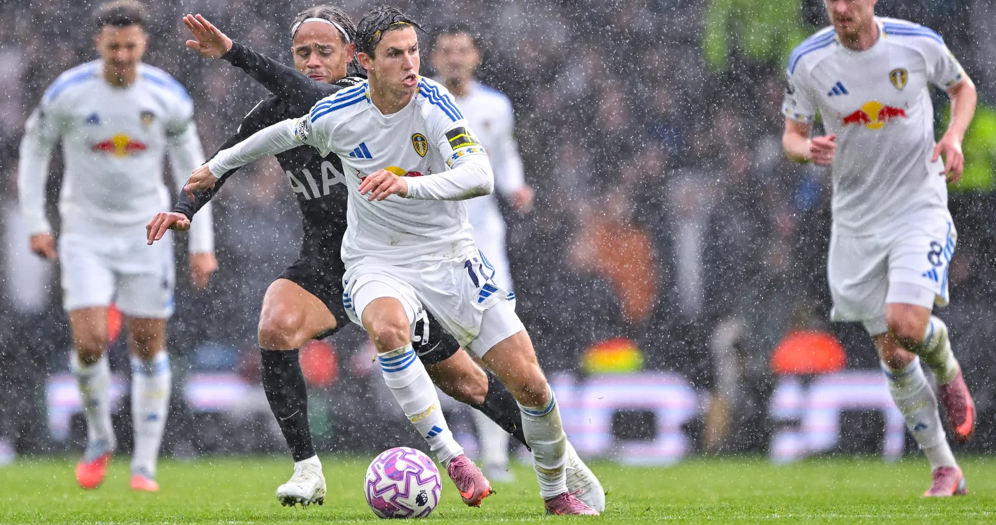 Jugador de Leeds corriendo bajo la lluvia