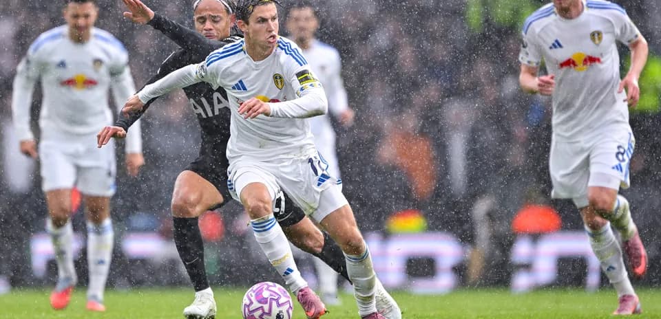 Jugador de Leeds corriendo bajo la lluvia