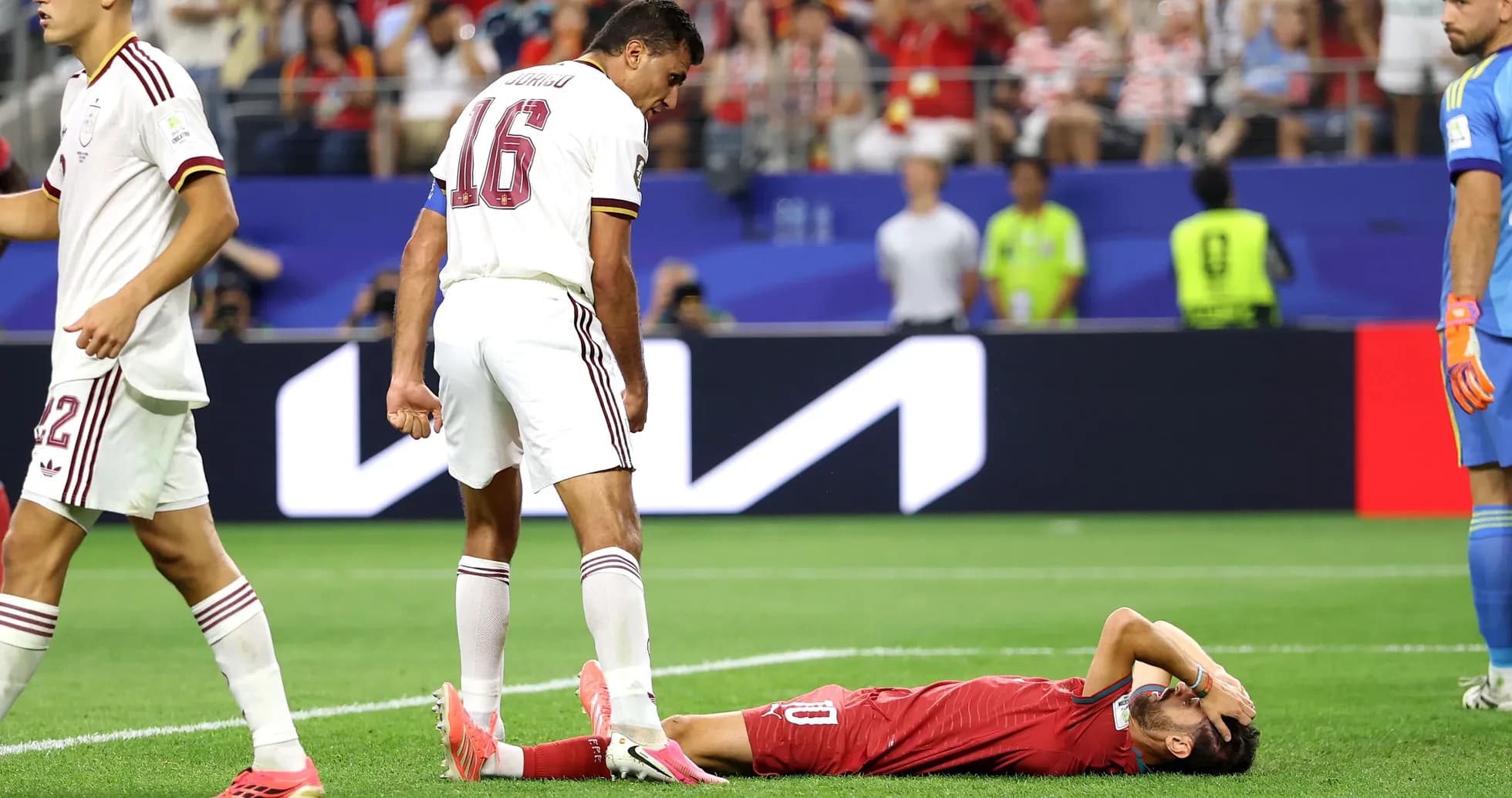 Jugador tendido en el suelo tras una falta