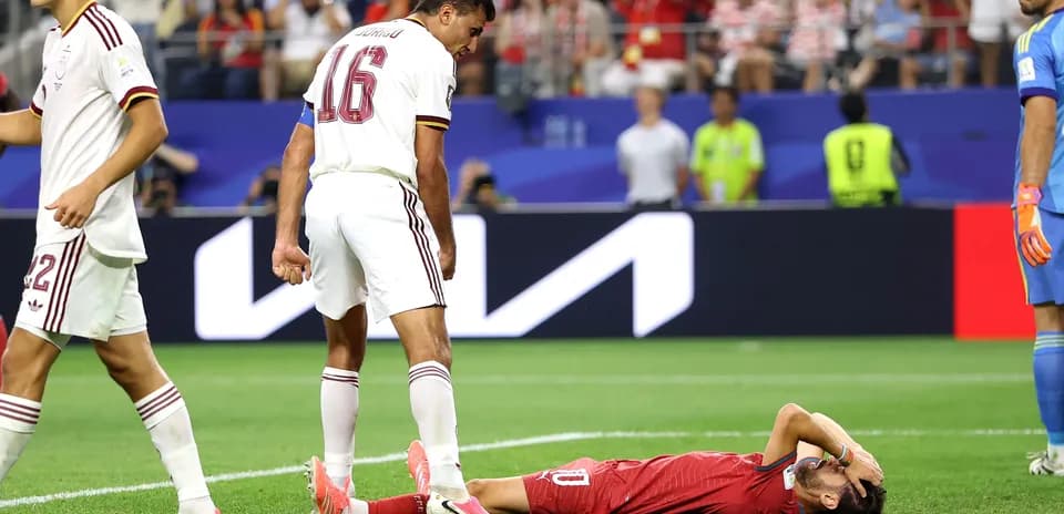 Jugador tendido en el suelo tras una falta