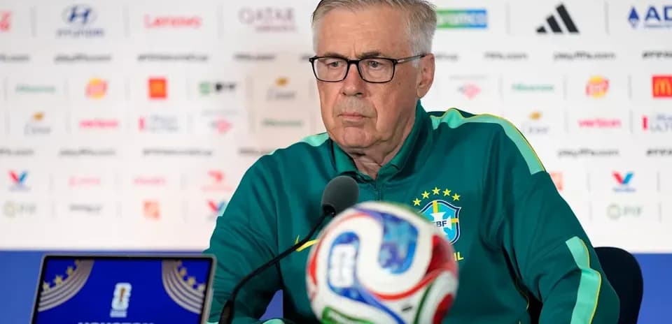 Entrenador en conferencia de prensa con balón de fútbol