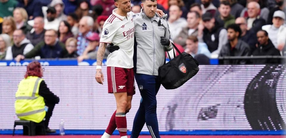Jugador siendo asistido por personal médico durante el partido