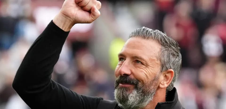 Entrenador levantando el puño en celebración