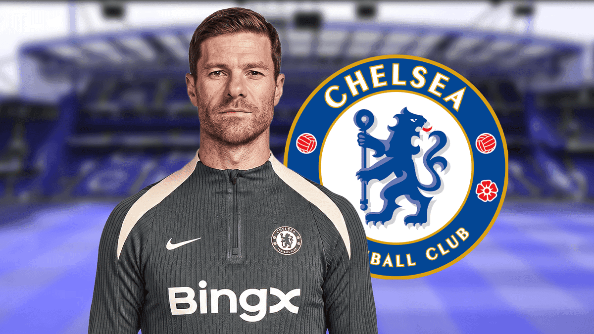 Entrenador posando frente al logo de Chelsea FC