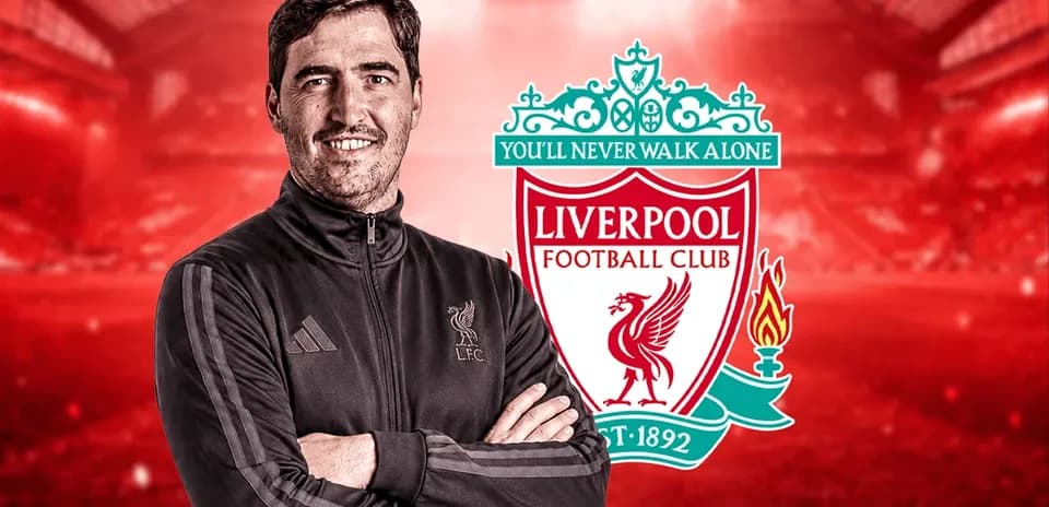 Entrenador de Liverpool frente al logo del club