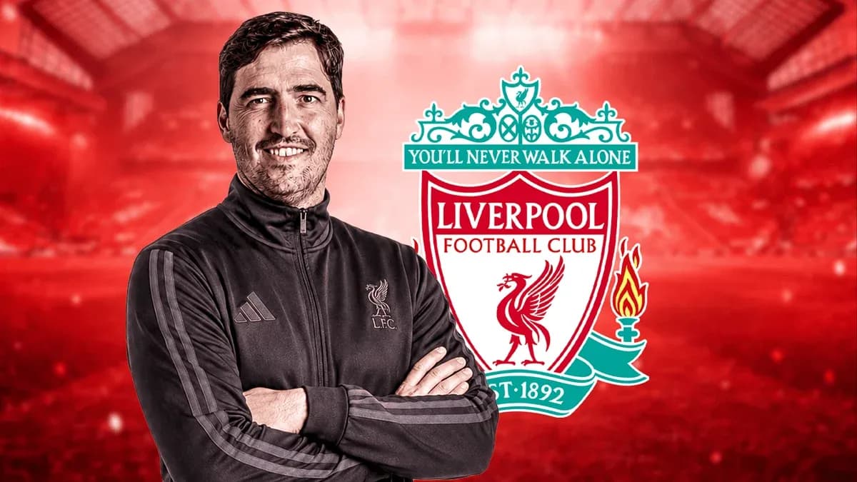 Entrenador de Liverpool frente al logo del club