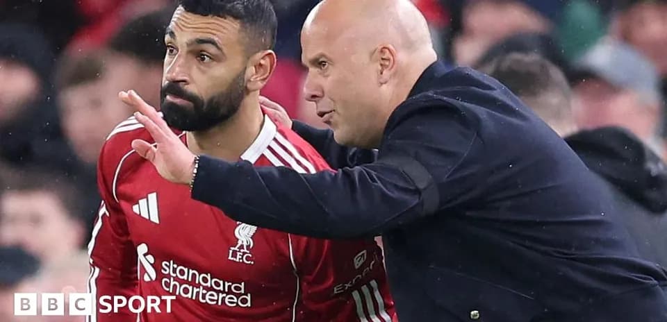 Entrenador hablando con jugador de Liverpool durante partido