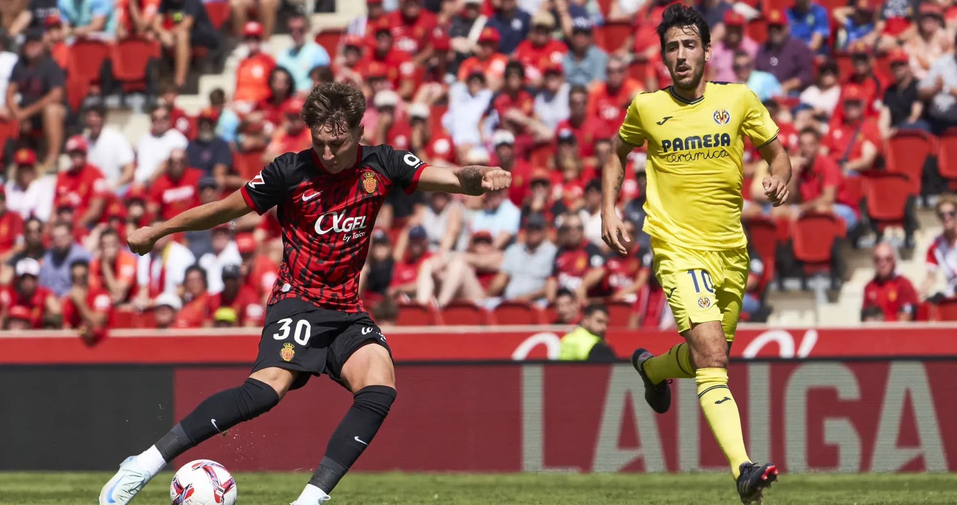 Jugador de Mallorca disparando en el partido