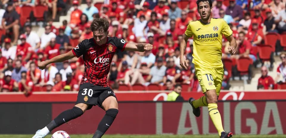 Jugador de Mallorca disparando en el partido