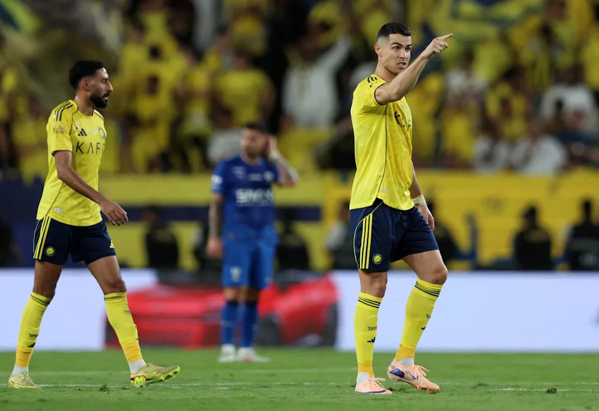 Jugadores de Al Nassr en partido, uno señalando