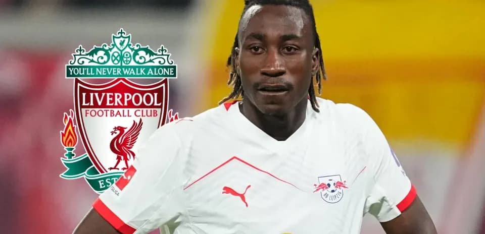 Jugador de RB Leipzig frente al escudo de Liverpool
