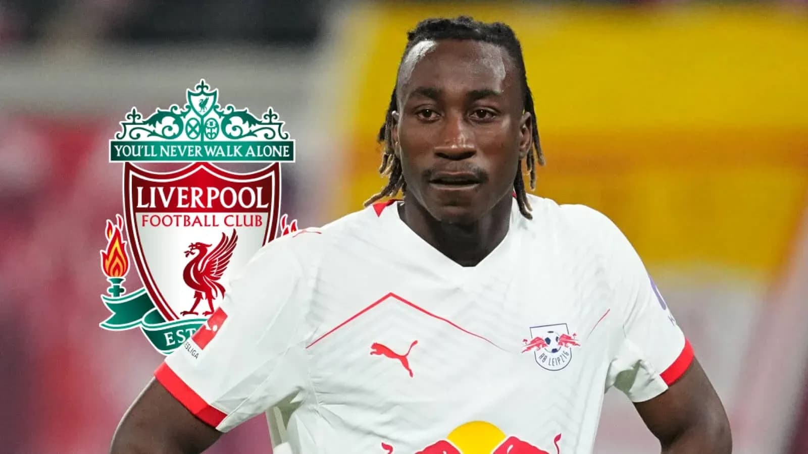 Jugador de RB Leipzig frente al escudo de Liverpool