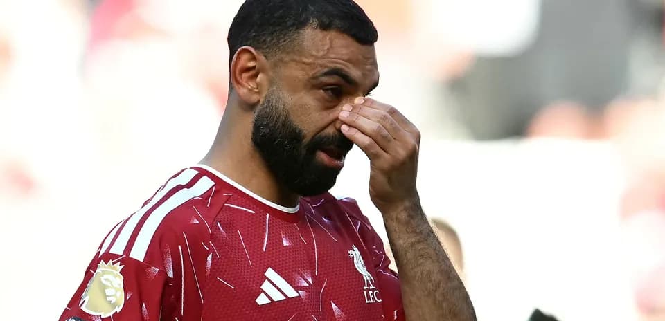 Jugador de Liverpool limpiándose la cara durante el partido