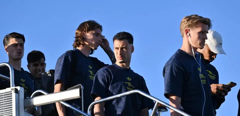 Jugadores descendiendo del avión en el aeropuerto