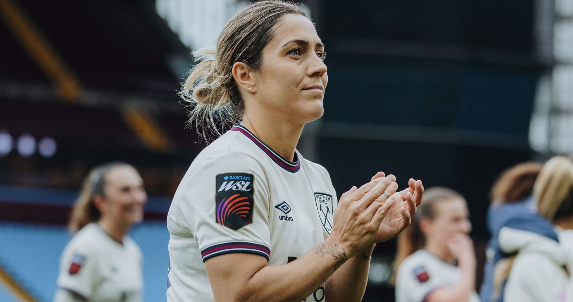 Jugadora aplaudiendo en partido de WSL