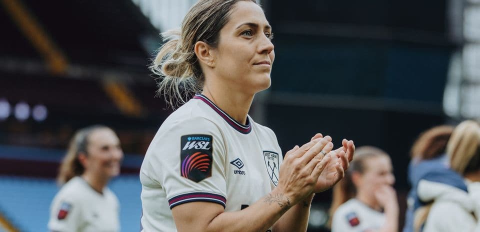 Jugadora aplaudiendo en partido de WSL
