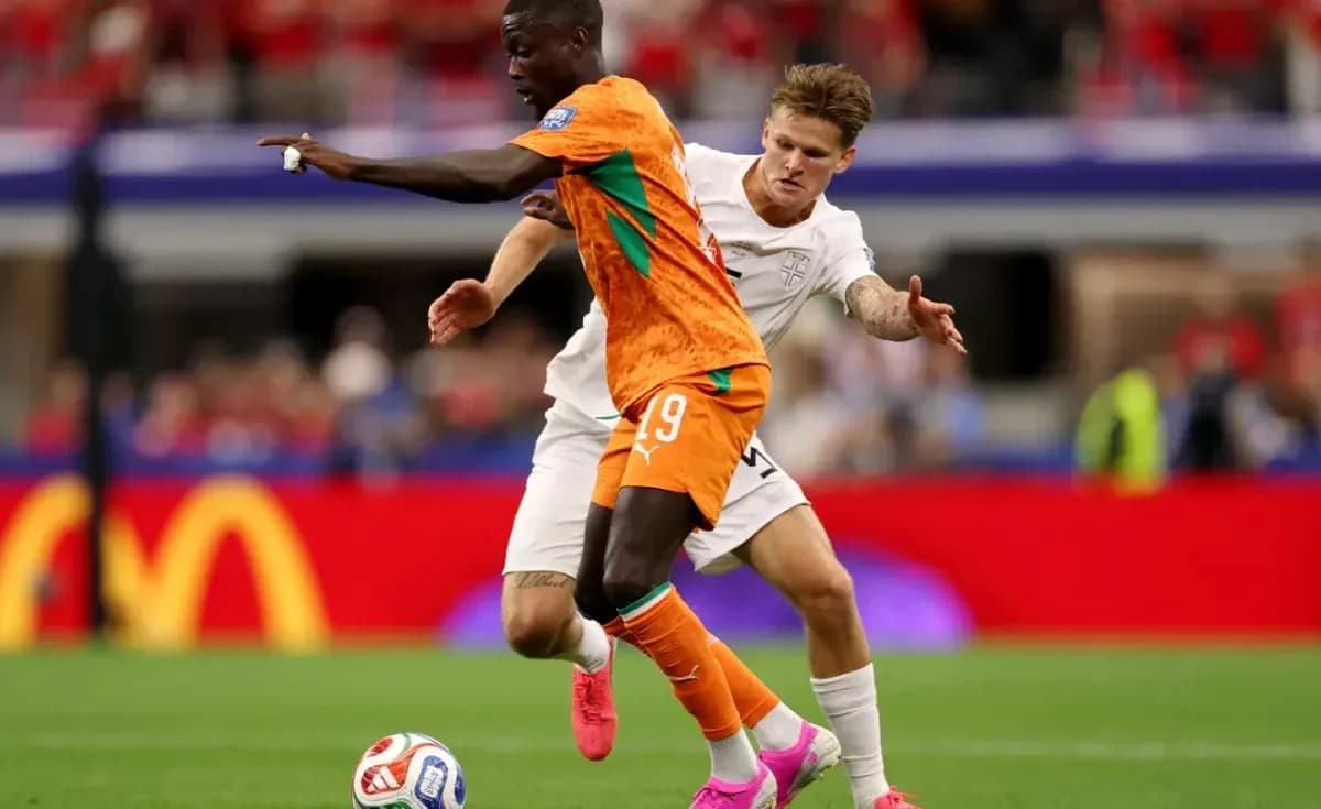 Jugador de Costa de Marfil driblando a oponente inglés