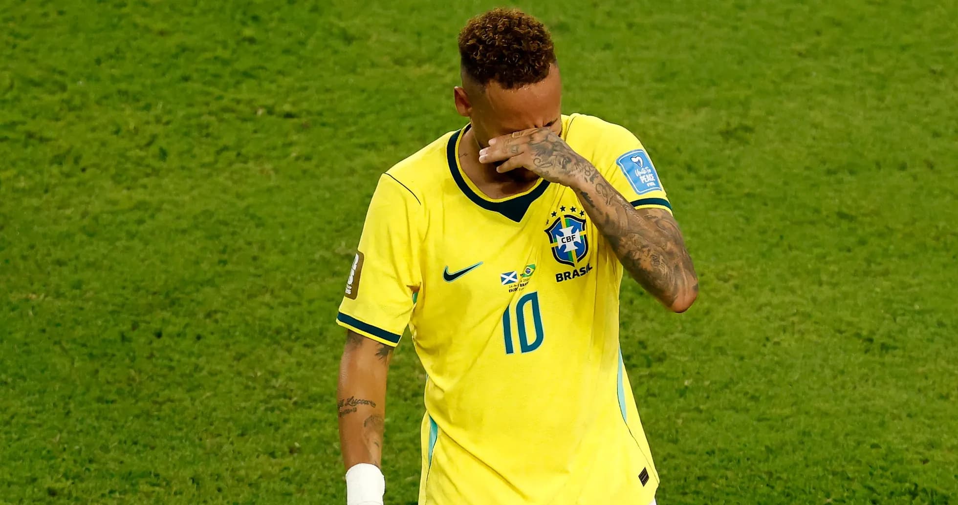 Jugador de Brasil se seca la cara durante el partido