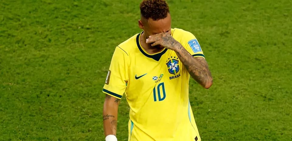 Jugador de Brasil se seca la cara durante el partido