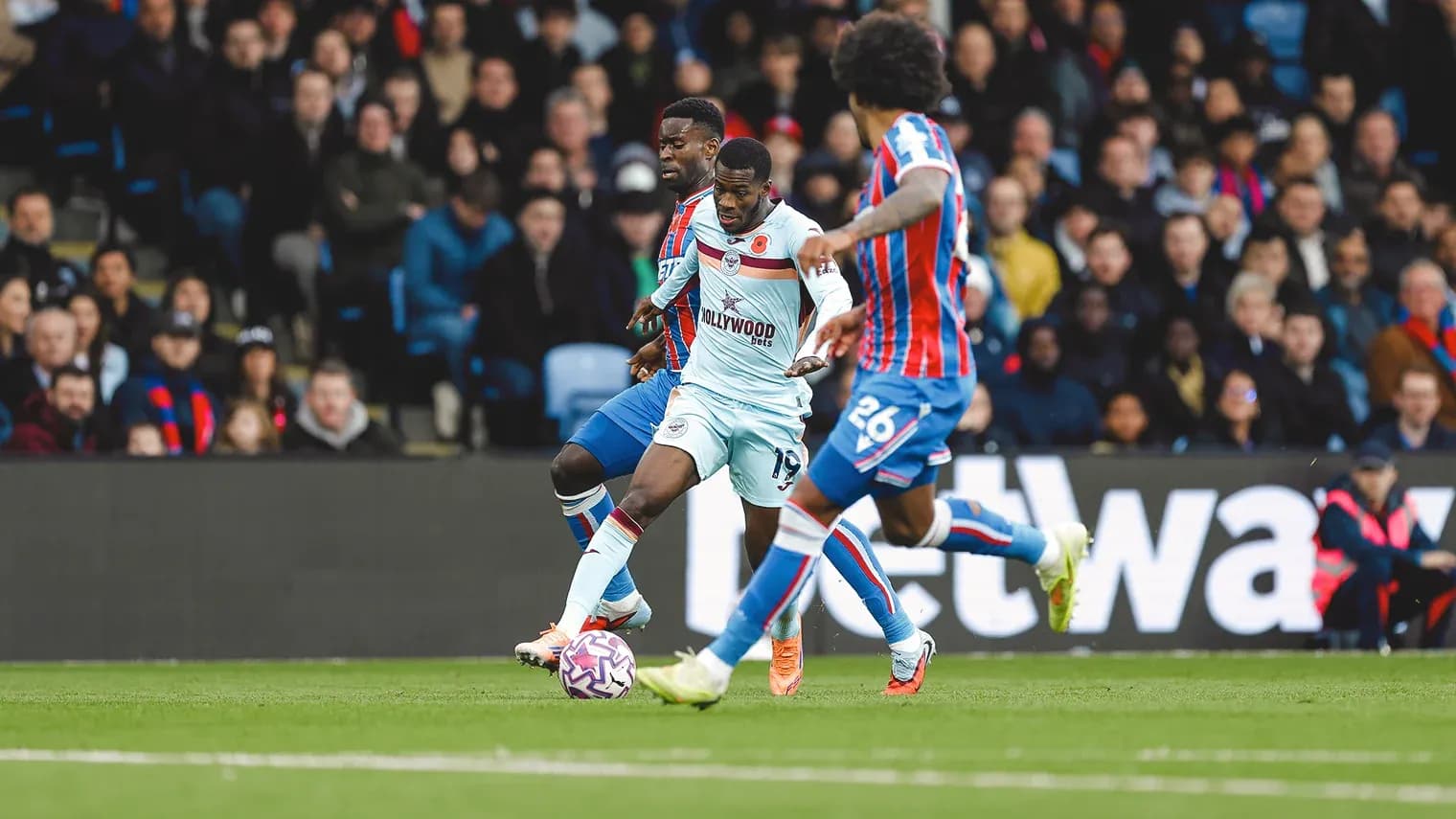 Jugador de Brentford en acción contra Crystal Palace