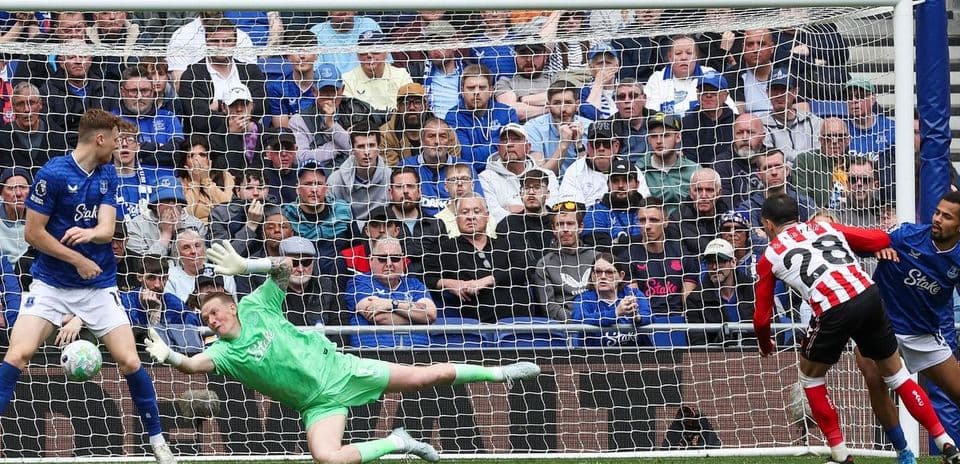Un tiro penalti durante el partido Everton vs Sunderland
