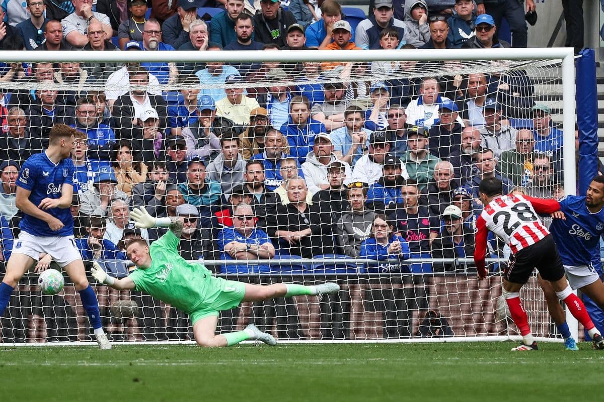 Un tiro penalti durante el partido Everton vs Sunderland