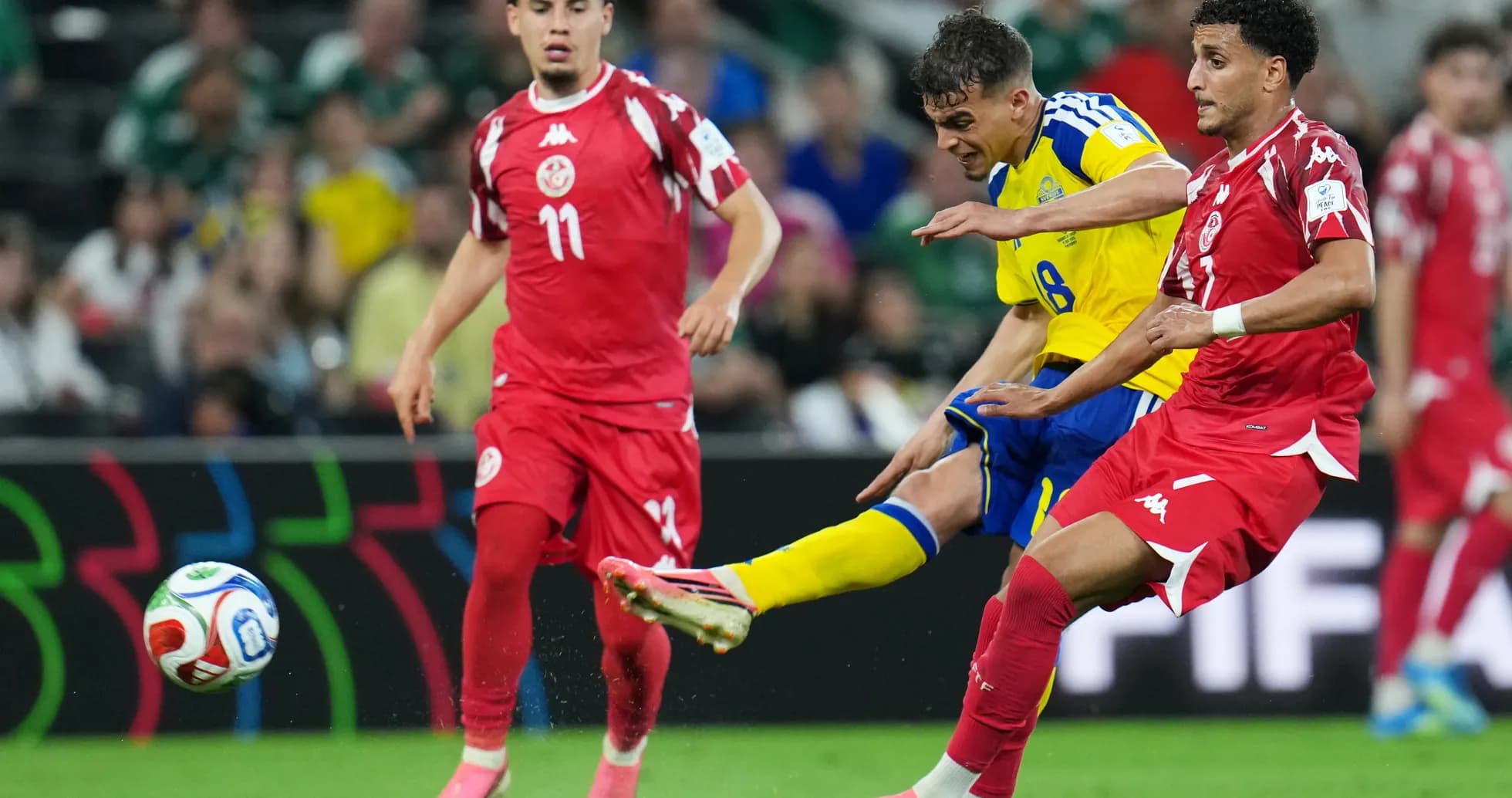 Jugador de Suecia dispara ante defensores tunecinos