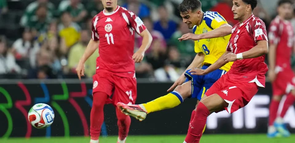 Jugador de Suecia dispara ante defensores tunecinos