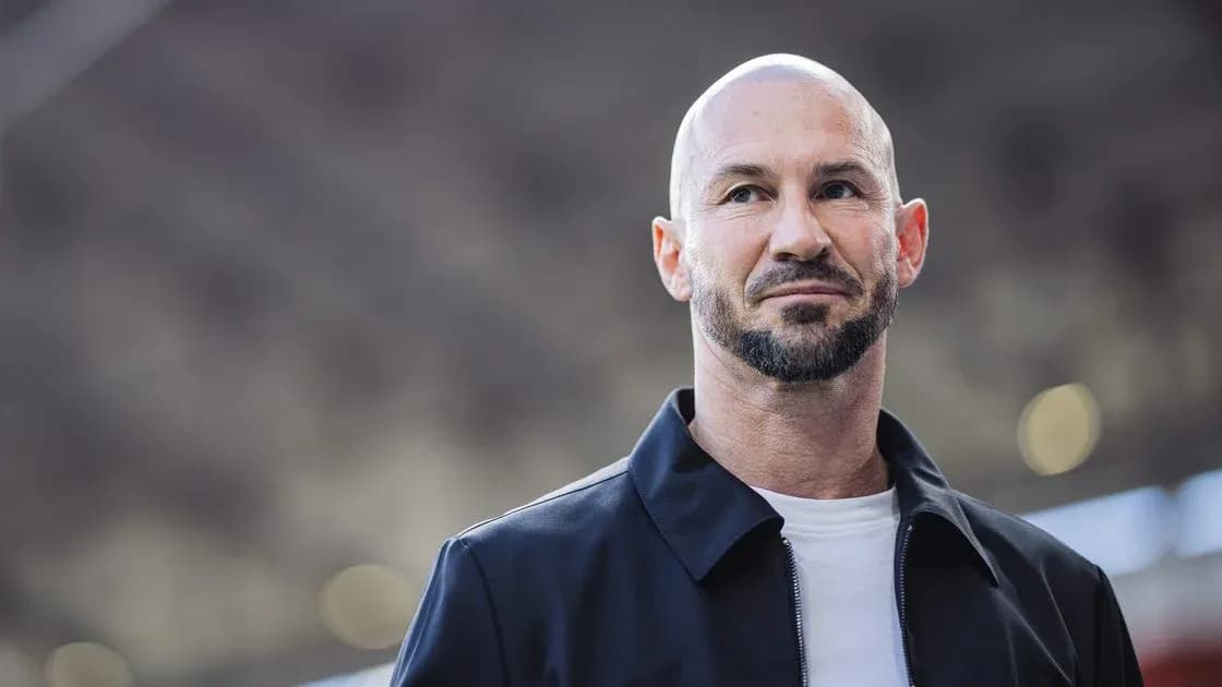 Hombre con barba y cabeza rapada en estadio