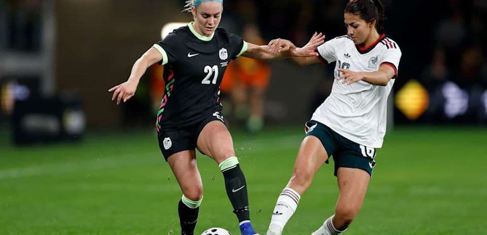 Jugadora de México desafiando a jugadora estadounidense
