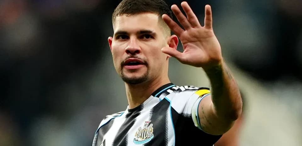 Jugador de Newcastle saludando a los aficionados