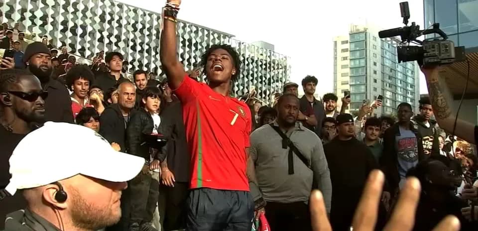 Jugador en camiseta de Portugal dirigiéndose a la multitud