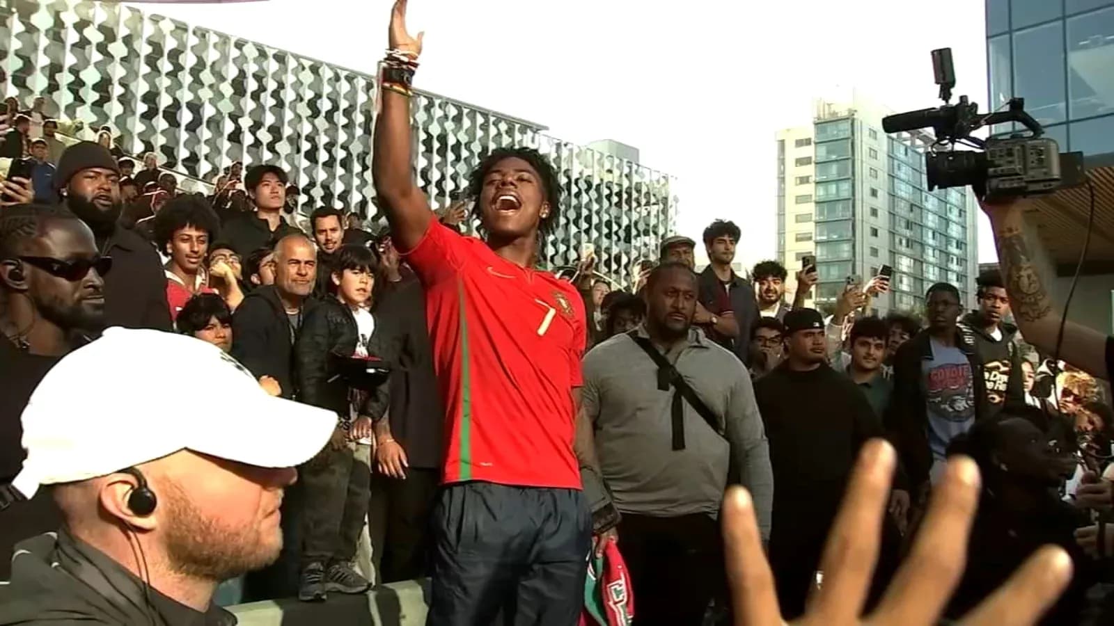 Jugador en camiseta de Portugal dirigiéndose a la multitud