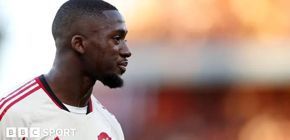 Jugador de Liverpool en el campo durante el partido