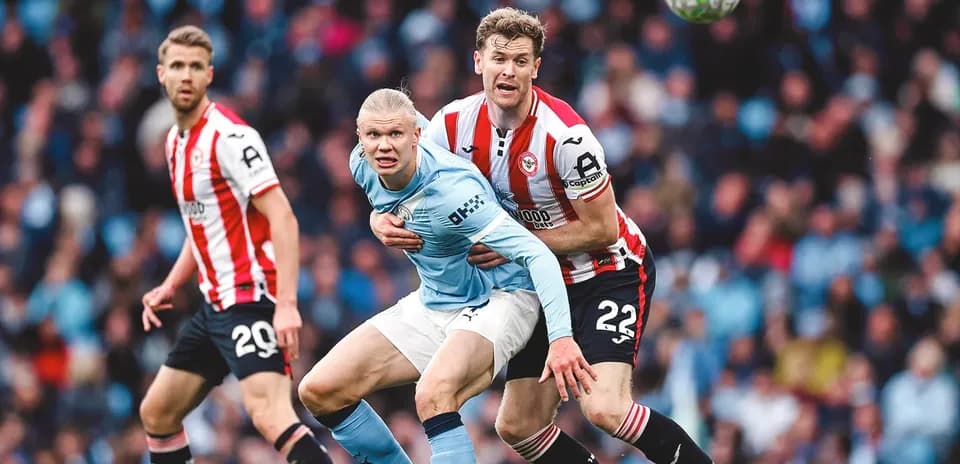Erling Haaland luchando por el balón contra Brentford