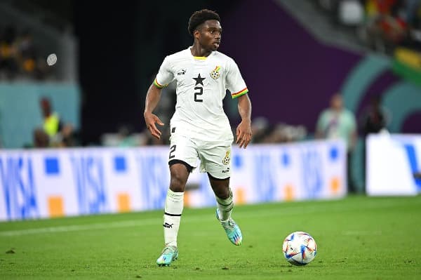 Jugador de Ghana avanzando con el balón en el partido